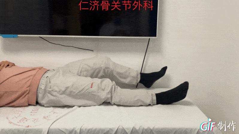 双侧肘支撑,将身体撑起坐于床上