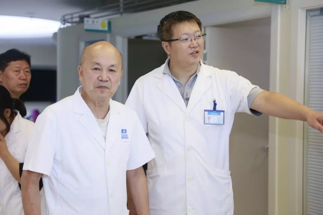 (张丰陪同褚教授参观)