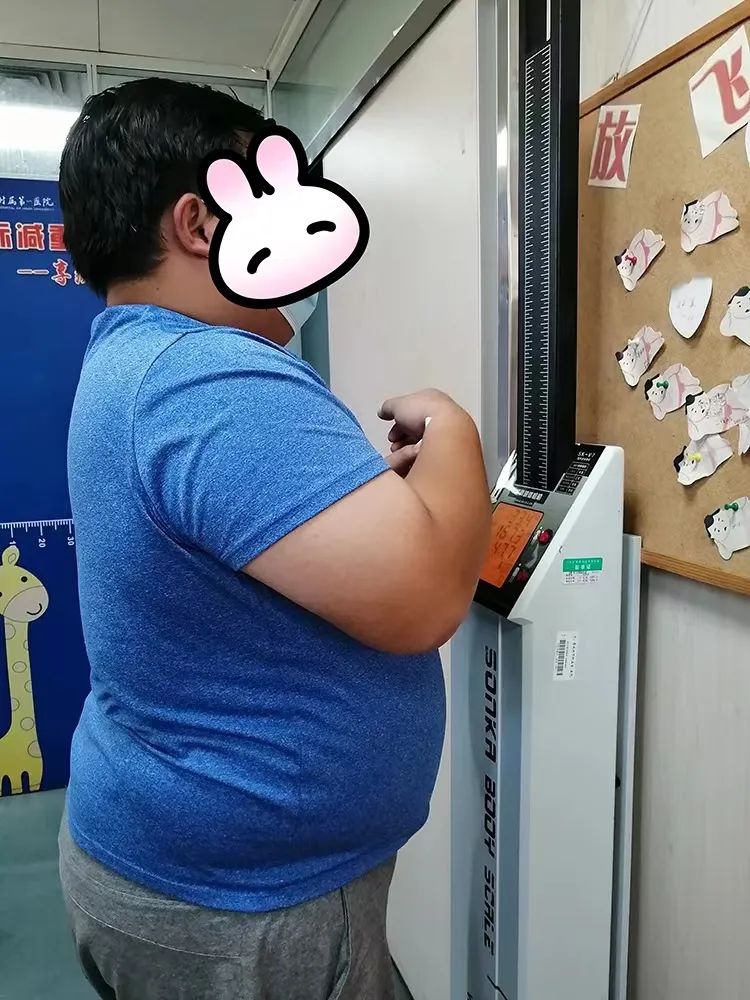 幼年时期的小龙12岁的小龙为控制体重增长,他尝试了代餐,3个月成功减