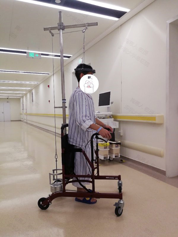 图片行动自如的脊柱侧弯halo头环牵引