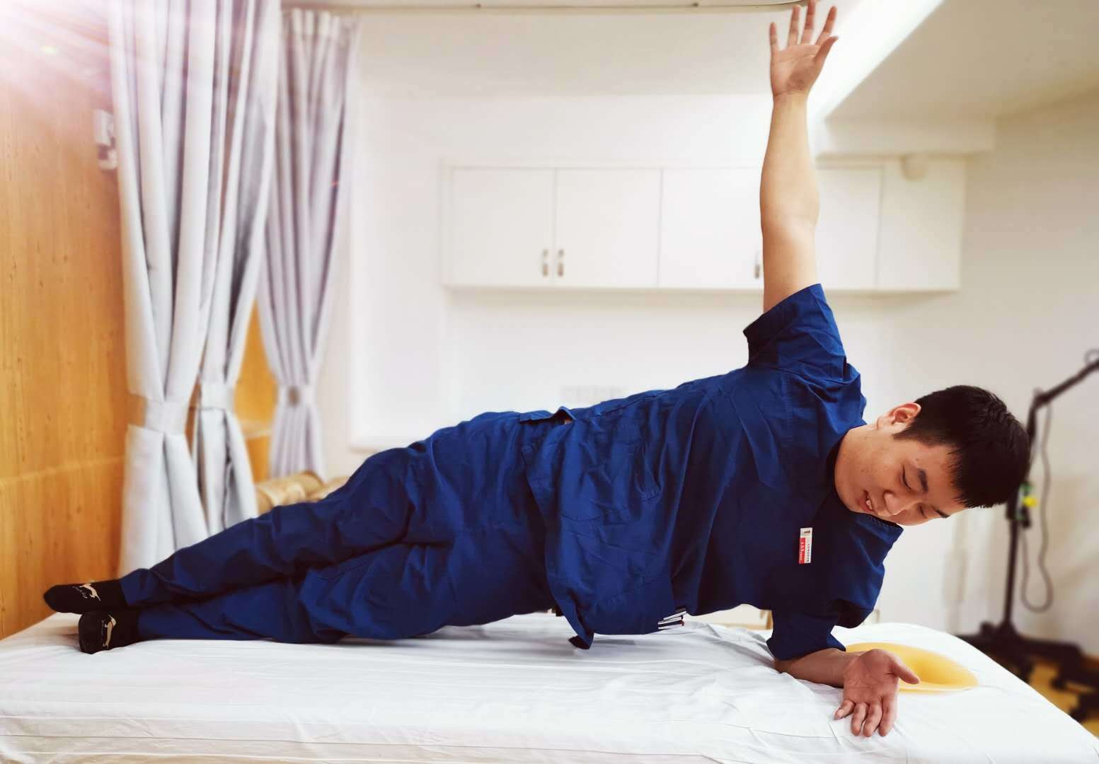 患者身体侧躺,用下侧前臂和足支撑,从头到腰到脚保持一条直线,保持30