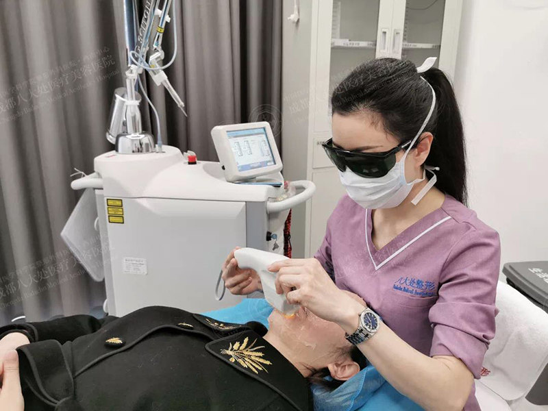 严蕾医生强脉冲光治疗中.jpg