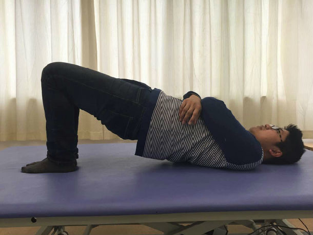 拱桥运动:仰卧位,颈背部及足着地,尽量抬高臀部(腰部).