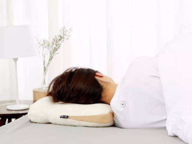 对于睡眠姿势的要求,一般在睡眠尽可能采取侧卧位睡姿,主要保持腰椎的
