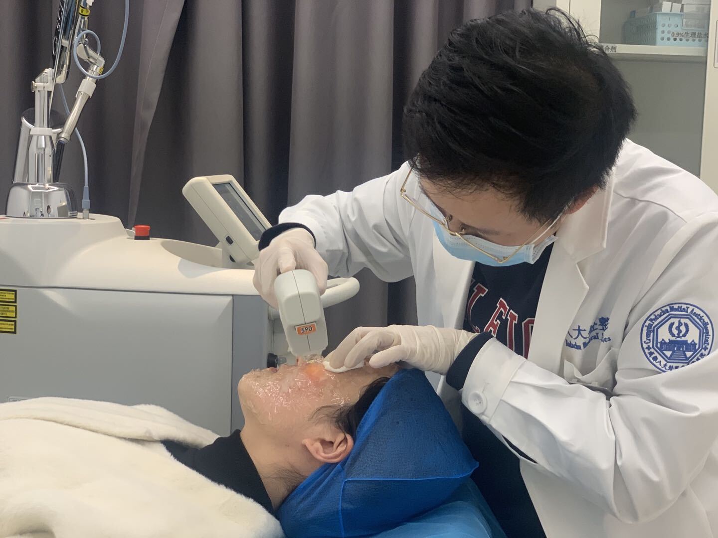 徐飞医生bbl治疗中.jpeg