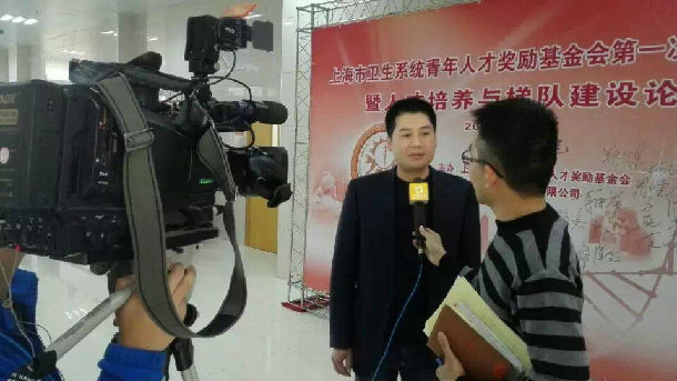 热烈庆贺杨立利副教授荣获第二军医大学首届"金手术刀奖"