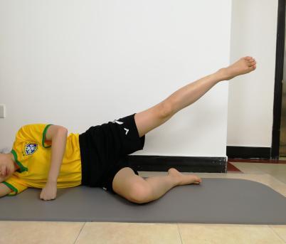 图三 ③ 开始侧抬腿练习,侧躺直腿抬高至足跟离床45度处,维持10秒