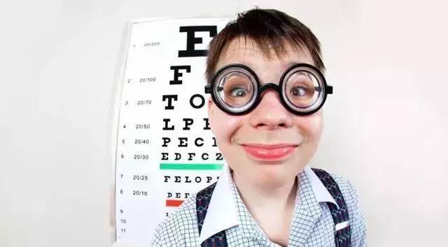 近视100度的小学生,高中毕业后可能涨到-10.50d,我算给你听!