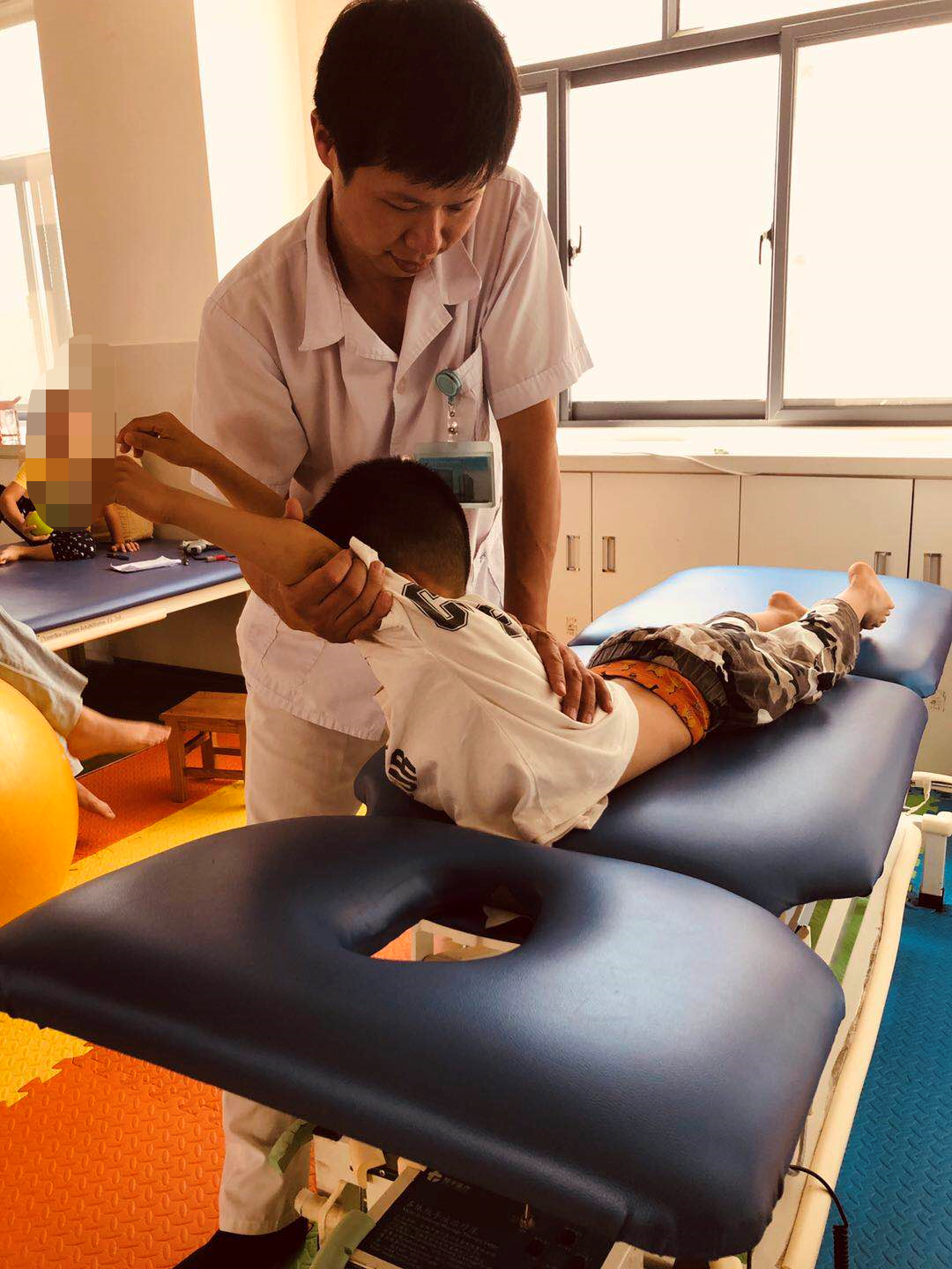 青少年儿童出现高低肩怎么办?_小儿脊柱侧弯_介绍_发病原因_症状表现_