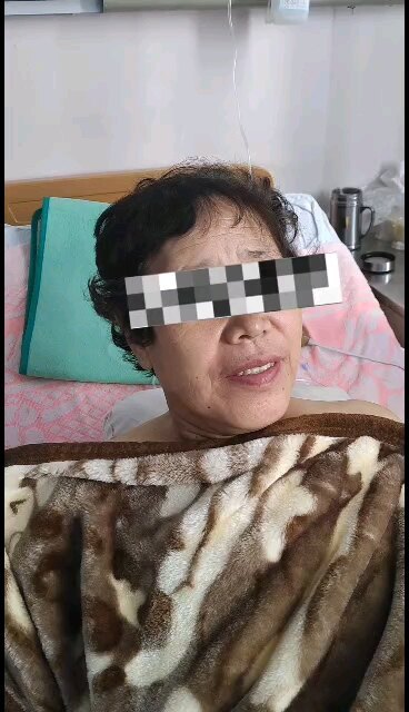 既往胸膜炎、肺炎以及肺脓肿等疾病造成胸膜粘连，极大增加手术难度。机器人视角下，比其他手段处理更从容!