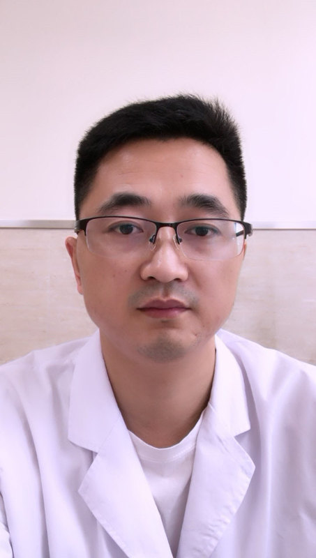 小孩子脸上的白斑，表面看上去有皮屑，是白癜风或虫斑？