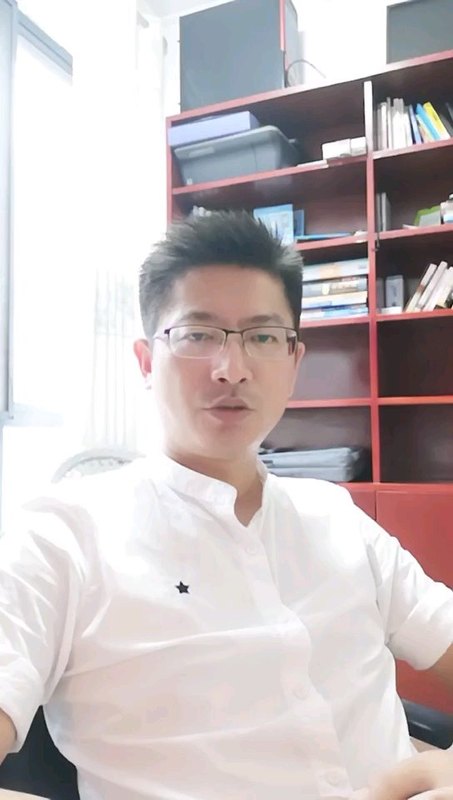 眼白上面有一大块血是咋回事？（又叫球结膜下出血，眼睛是人体的窗口，多次出血就需要到内科查找病因。）