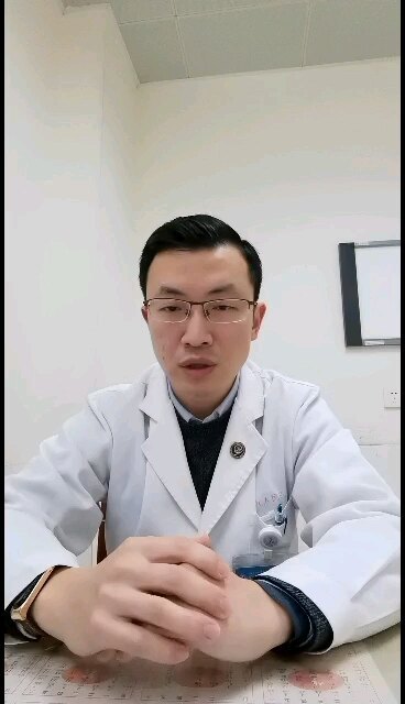 眼睑术后出现三眼皮的护理方法。